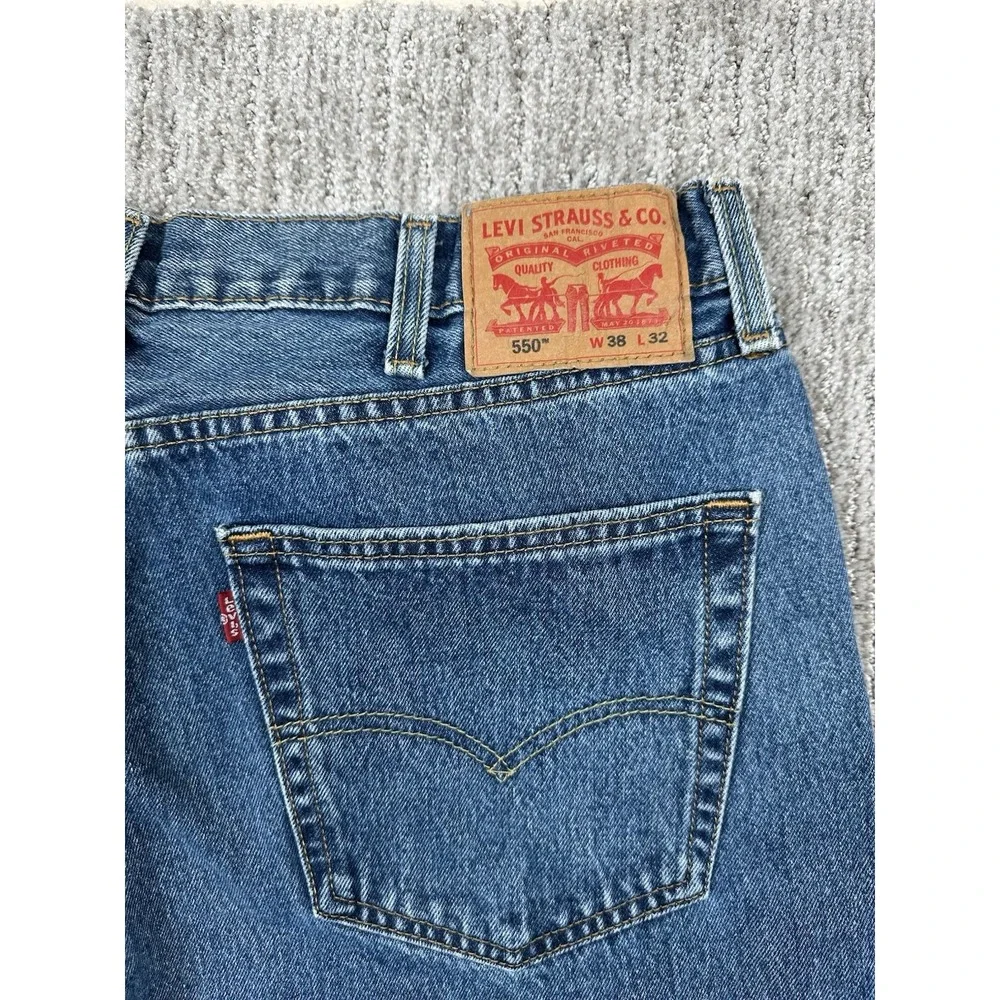 Levis 550 Relaxed Jeans Mens 38x32 Light Wash Blue Denim 100% Cotton